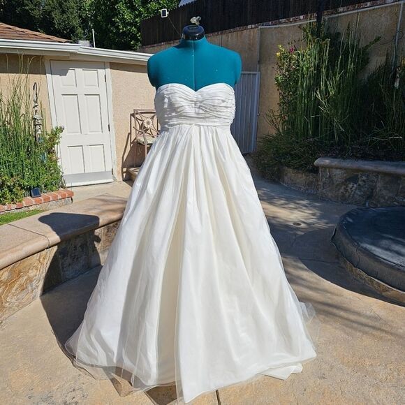 WHITE by Vera Wang Wedding Sleeveless Wedding Dress